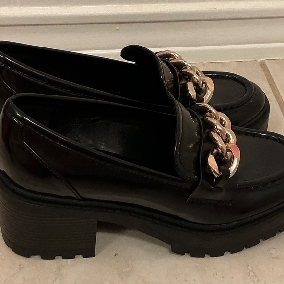 GUESS Black Patent Chunky Chain Loafers - Size 8.5 - Picture 3 of 4